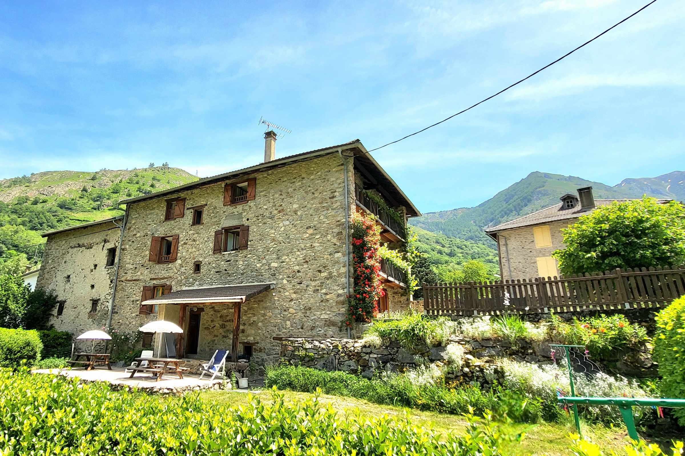 La maison et son jardin, face à la montagne