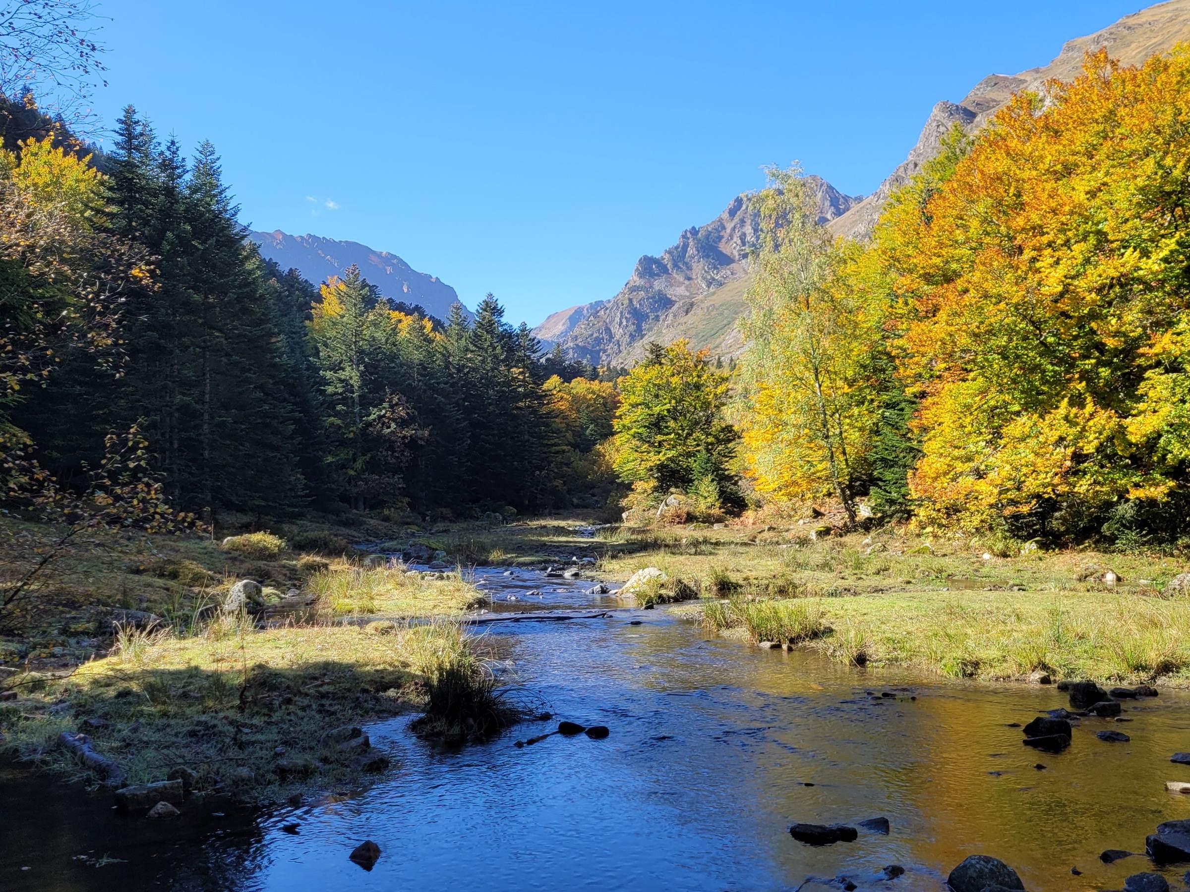 La rivière de la vallée de Mérens en automne
